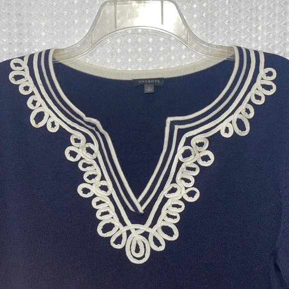 Talbots Medium Navy Blue V Neck White  Embroidered Long Sleeve Slit Blouse EUC - Picture 2 of 5